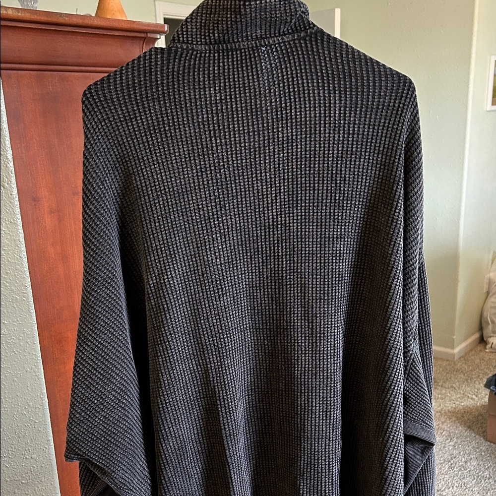 Elegant Black Textured Button-Down Shirt - Picture 7 of 7